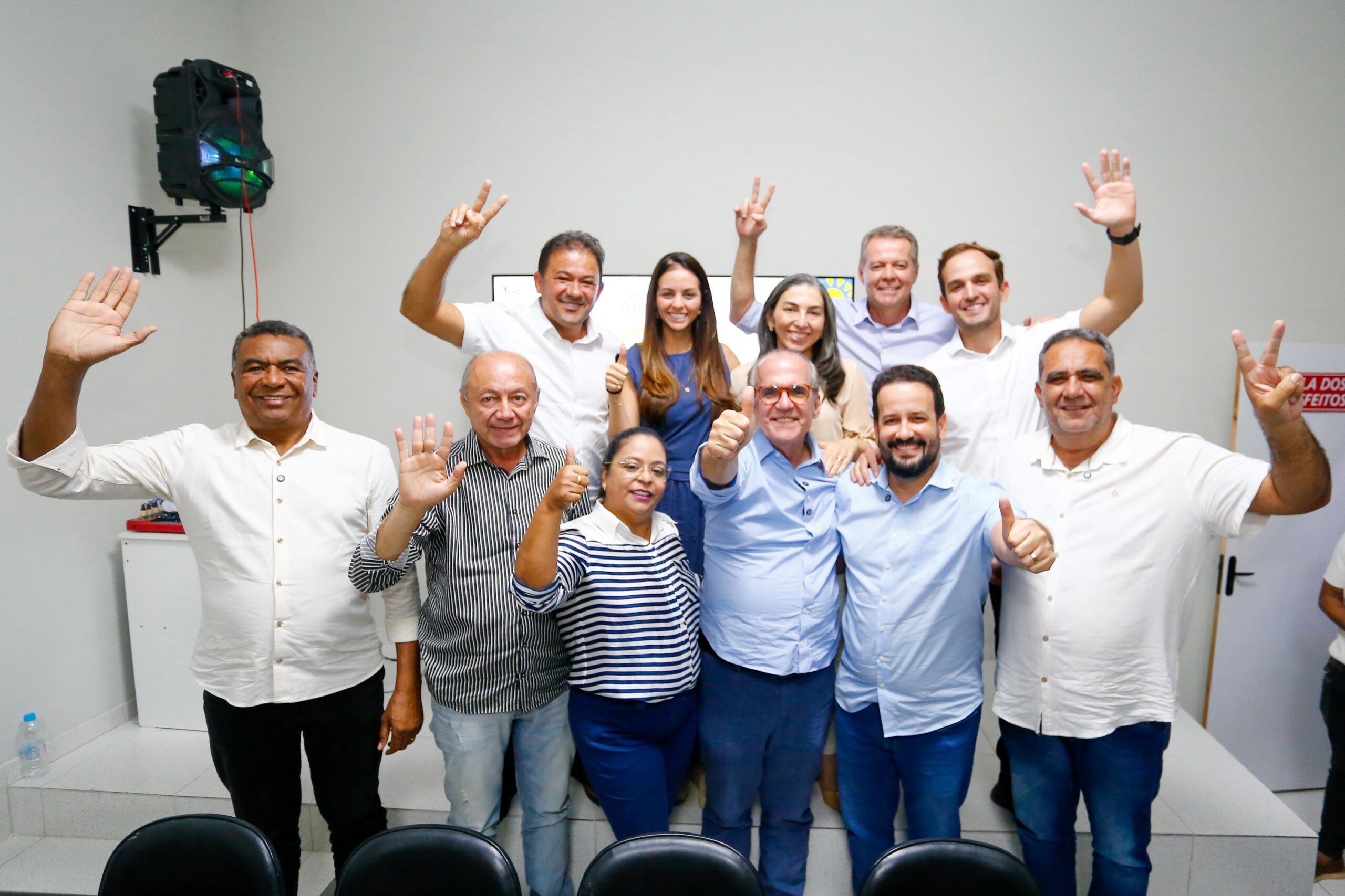 Prefeitos do Araripe formalizaram apoio coletivo à reeleição do senador Fernando Dueire